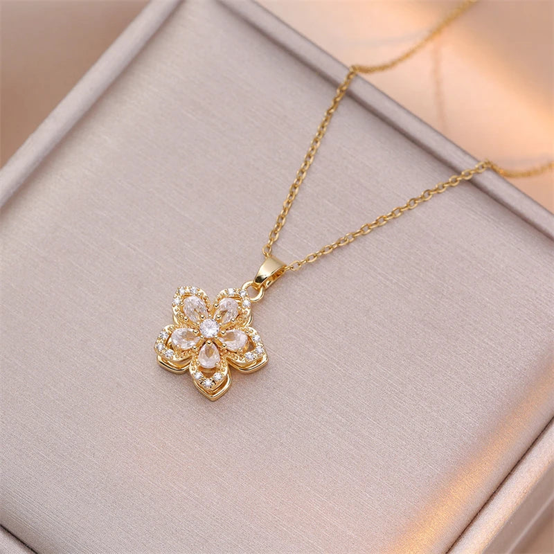 Ellis Bloom Pendant Necklace